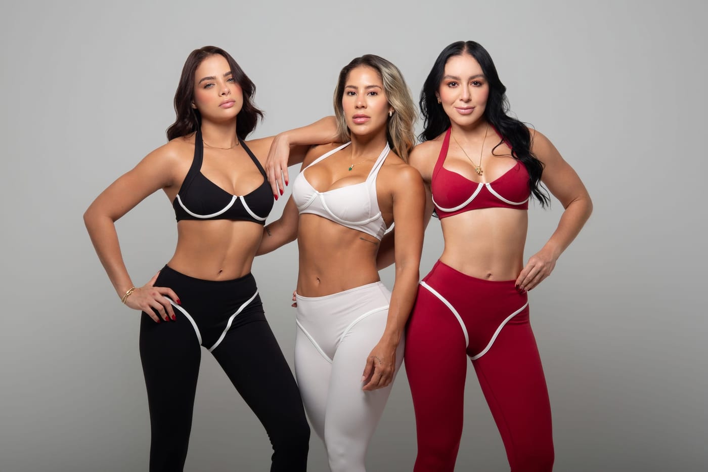 Tres modelos con el Set Renova en negro, blanco y cherry red